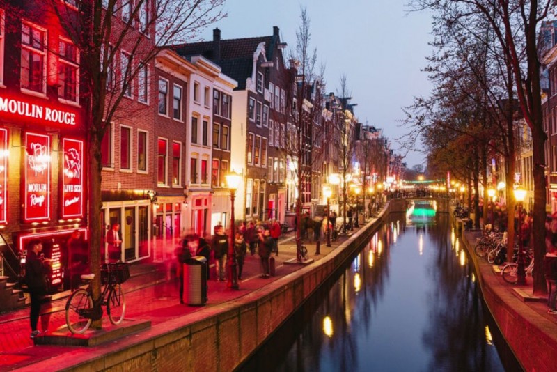 Η Αργυρώ Μαντόγλου μας πάει μια βόλτα στο Άμστερνταμ